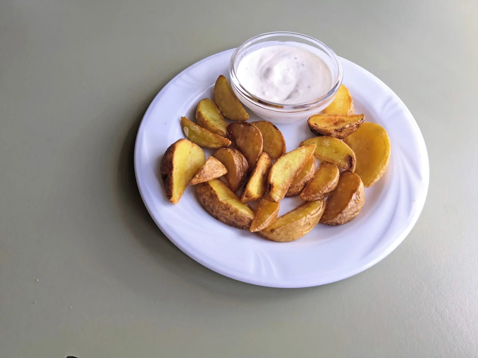 Erdäpfelspalten mit Knoblauch-Kümmeldip