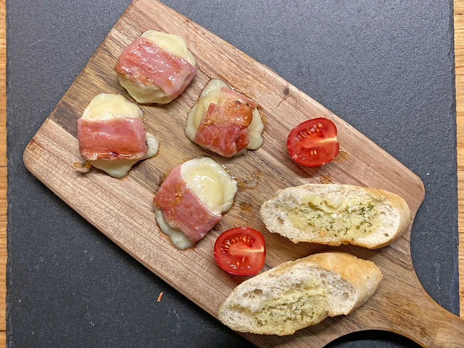Tomino-K&auml;se im Speckmantel