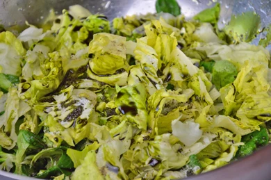 Blattsalat mit Zirbenessig-K&uuml;rbiskern&ouml;lmarinade