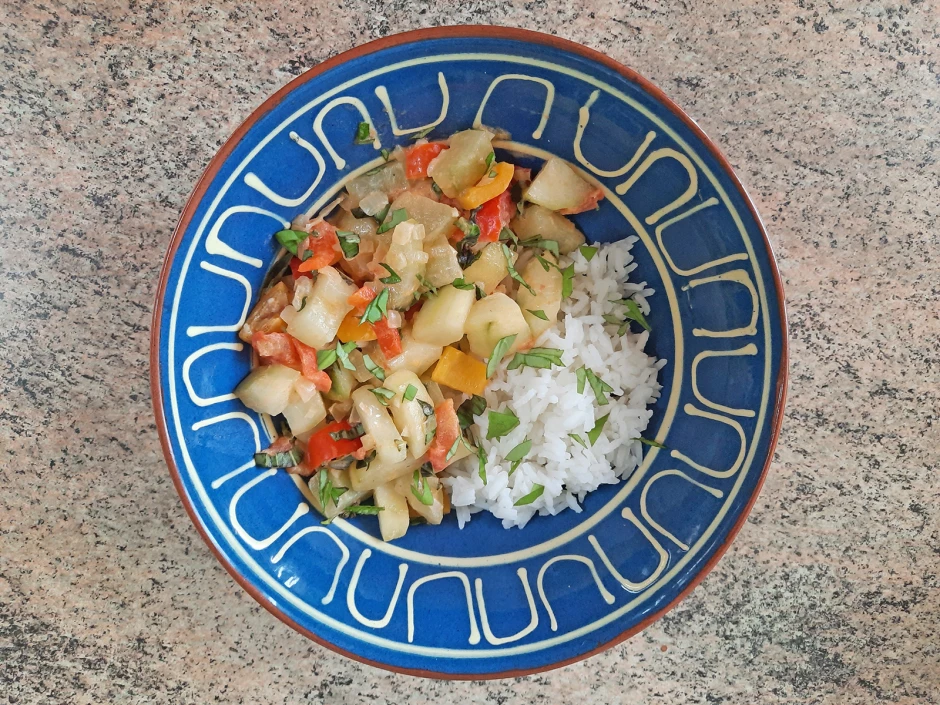 Bunte Schmorgurken mit Reis