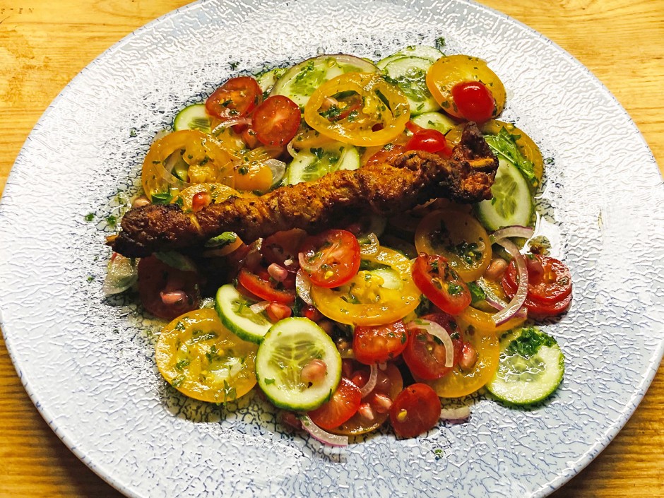 Bunter Tomatensalat mit Granatapfel und Grillfackel