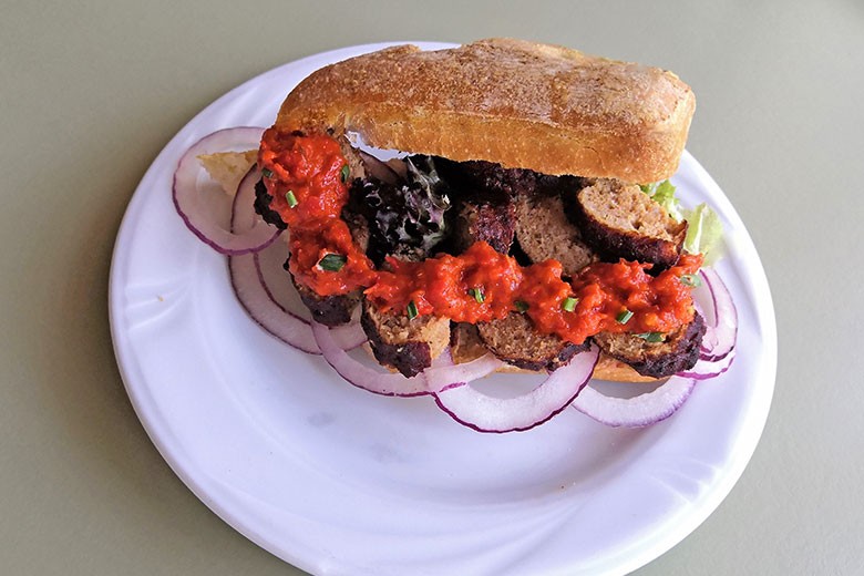 Ciabatta mit Cevapcici und Ajvar