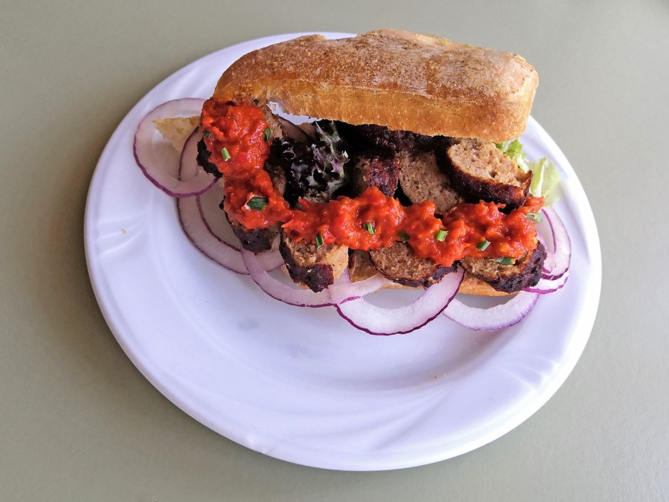 Ciabatta mit Cevapcici und Ajvar