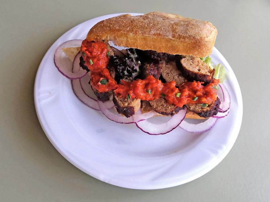 Ciabatta mit Cevapcici und Ajvar