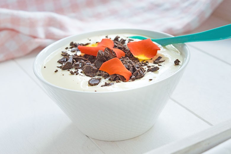 Weißes Mousse mit Raspelschokolade