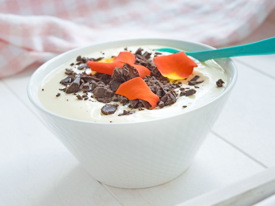 Weißes Mousse mit Raspelschokolade