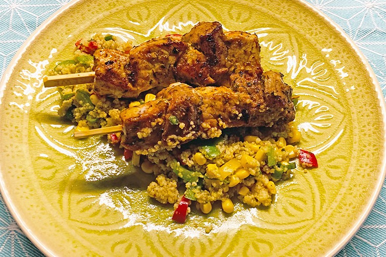 Gyros-Spieße auf Couscous-Salat