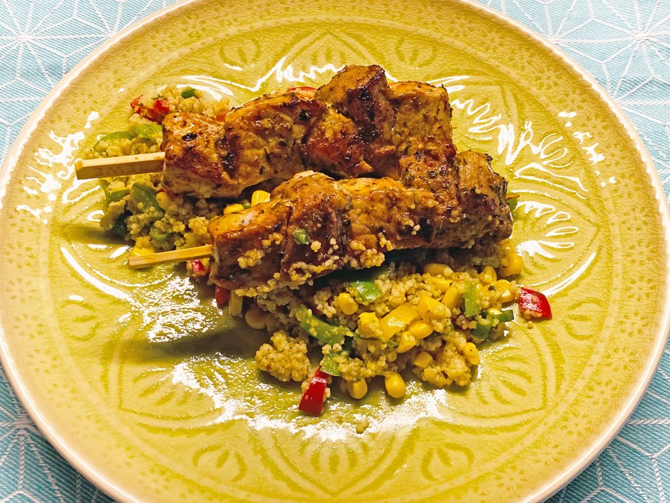 Gyros-Spieße auf Couscous-Salat