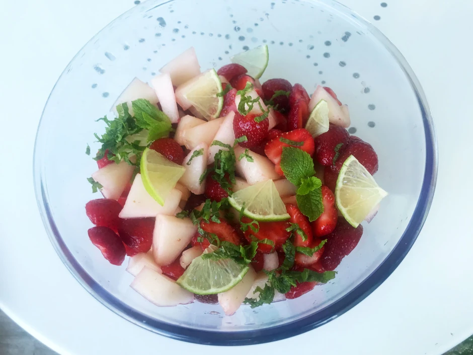 Obstsalat mit Erdbeeren und weißer Melone