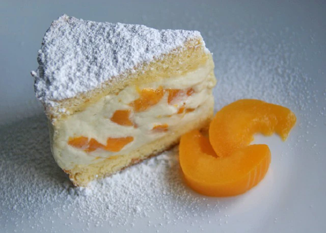 K&auml;sesahnetorte mit Pfirsichst&uuml;ckchen