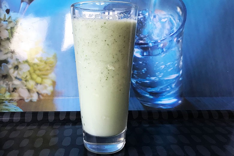 Milchshake mit Gurke und weißer Melone