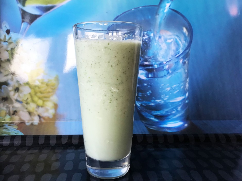 Milchshake mit Gurke und weißer Melone