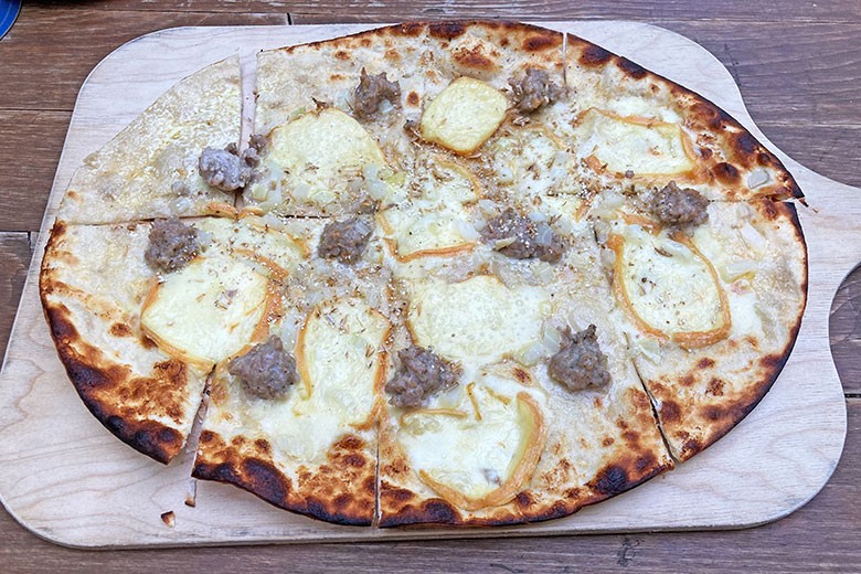 Flammkuchen mit Käse