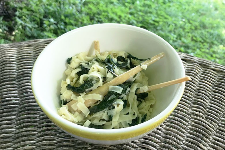 Woknudeln mit Spinat