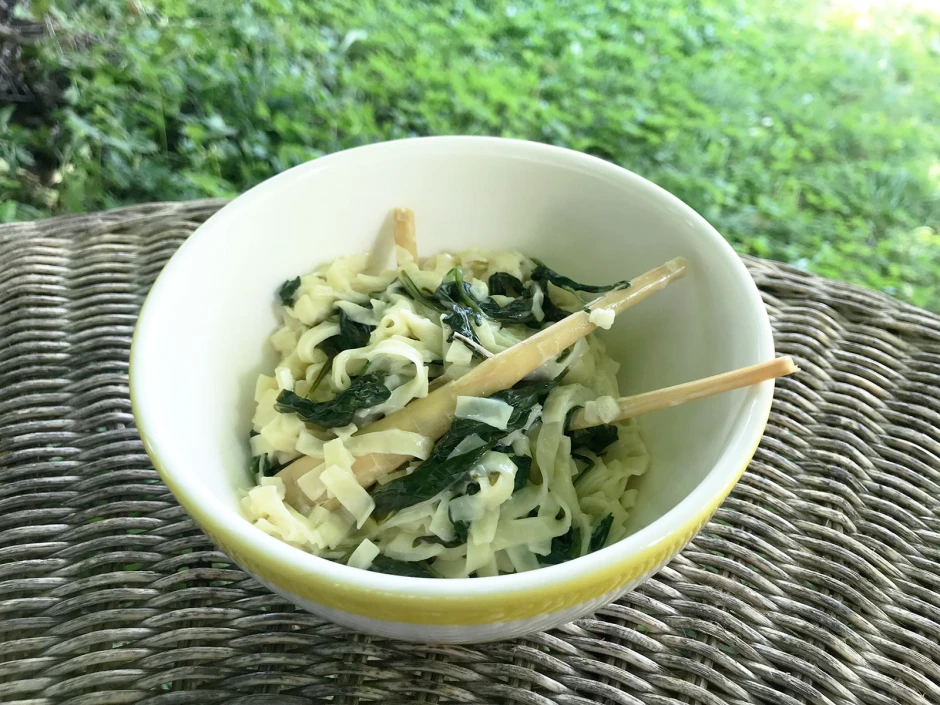 Woknudeln mit Spinat