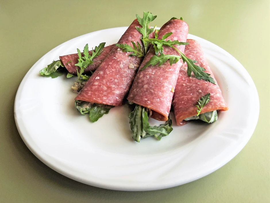 Wildschweinsalami-R&ouml;llchen mit Rucolasalat