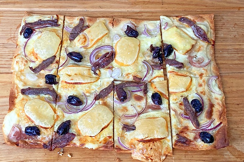Flammkuchen mit Rotschmierkäse und Sardellen