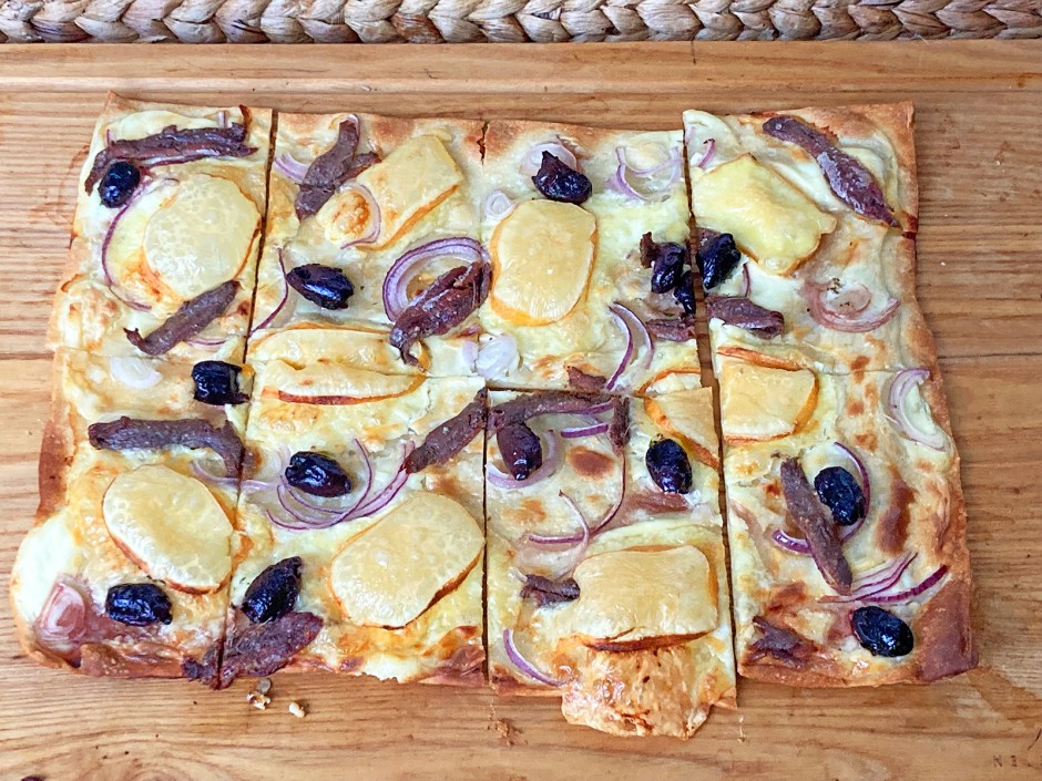 Flammkuchen mit Rotschmierkäse und Sardellen