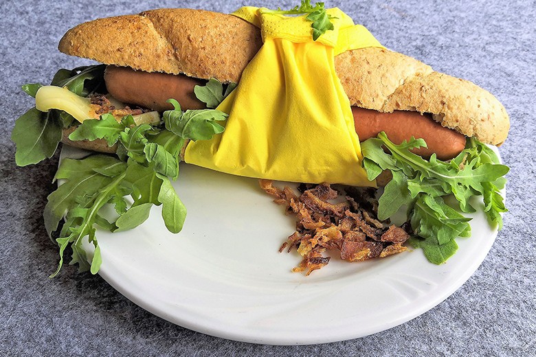 Hotdog mit Rucola , Röstzwiebel und Käse