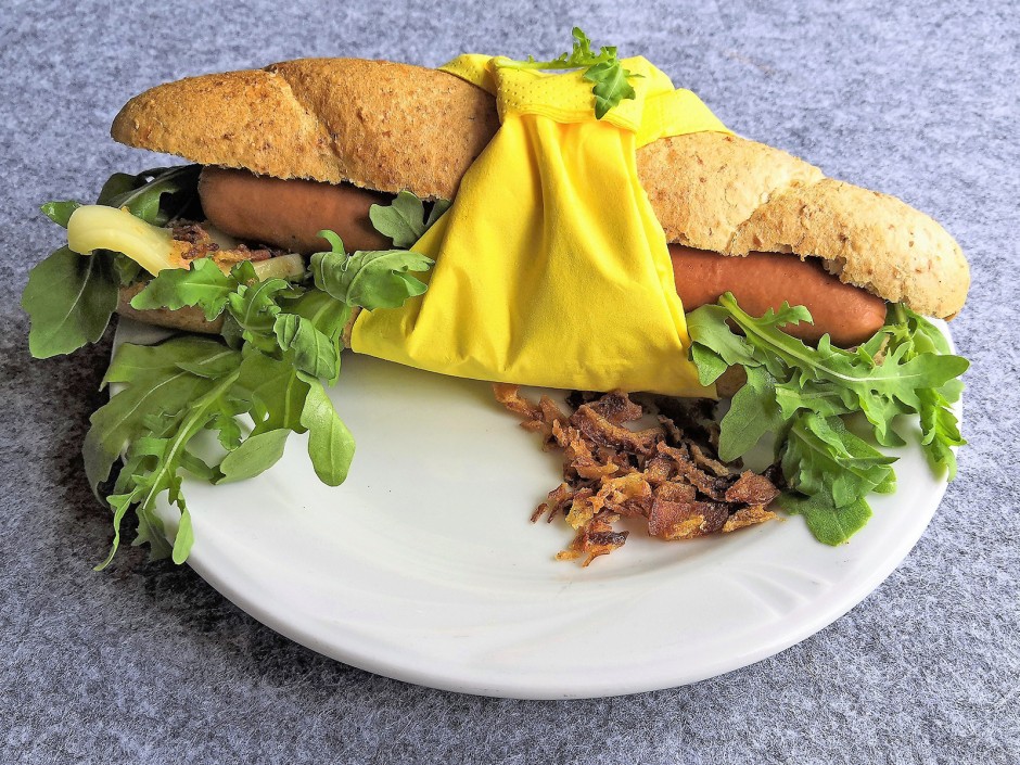 Hotdog mit Rucola , Röstzwiebel und Käse