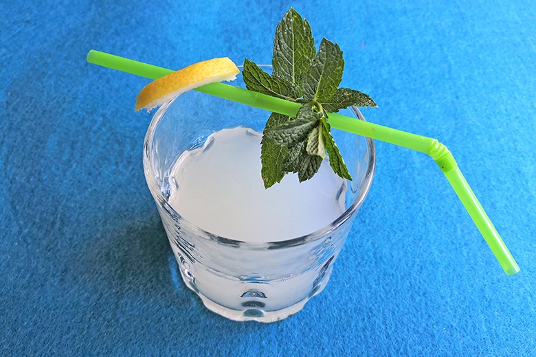 Ouzo mit Zitrone und Minze