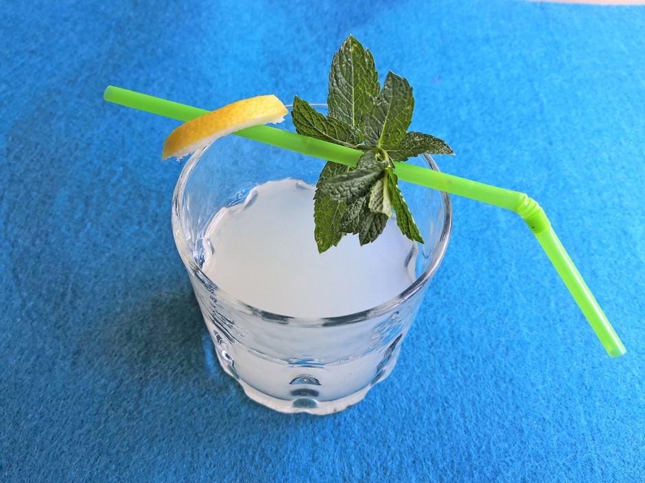 Ouzo mit Zitrone und Minze