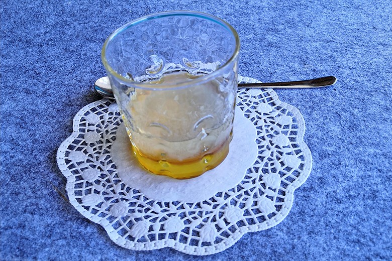 Whiskey-Shot mit Zitronenhonig