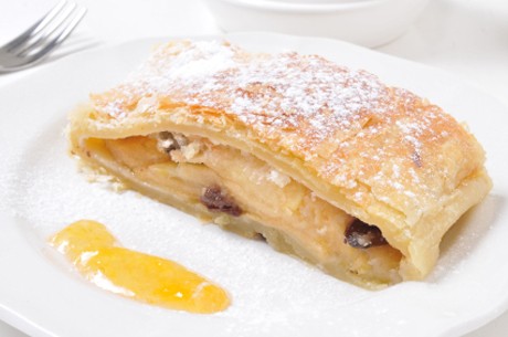 Apfelstrudel mit Rosinen