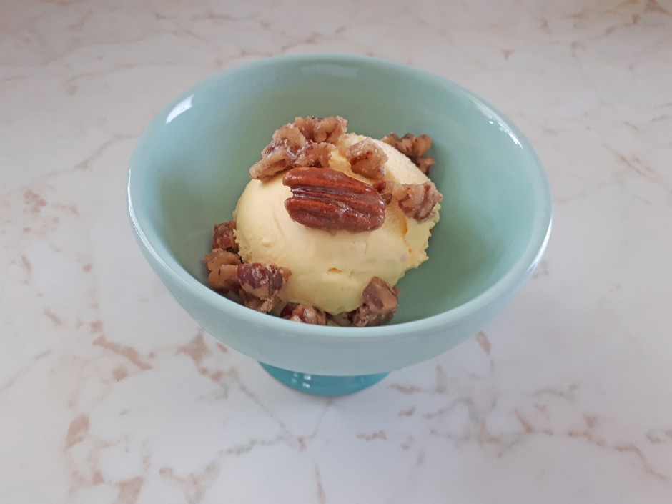 Karamellisierte Pekanüsse mit Vanilleeis