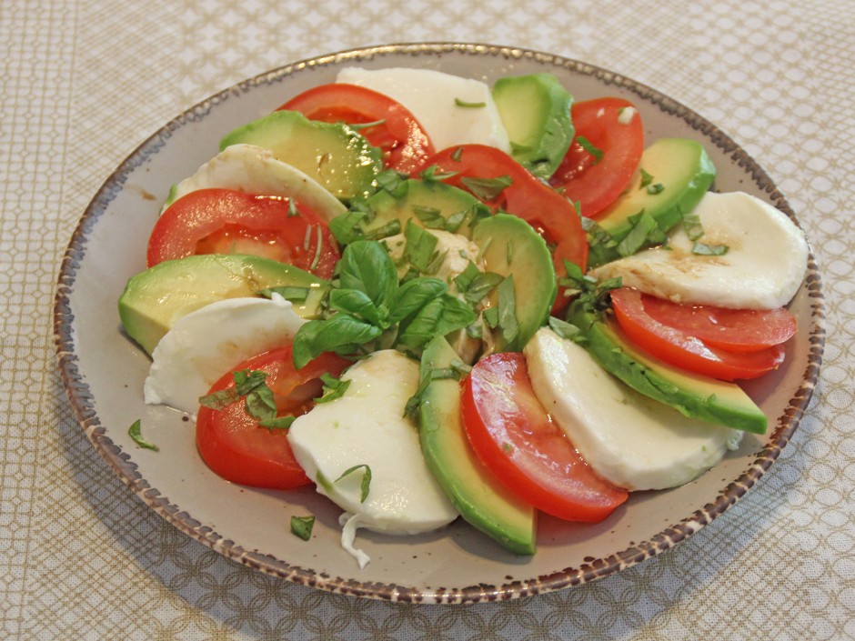 Tomaten mit Mozzarella und Avocado