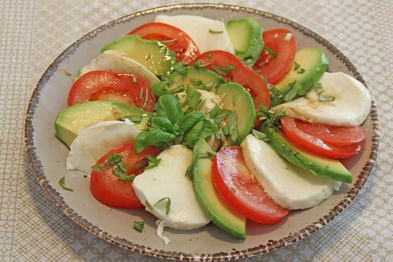 Tomaten mit Mozzarella und Avocado