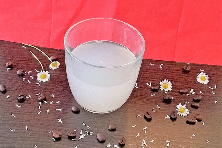 Molke mit Kaffeegeschmack und Gänseblümchen