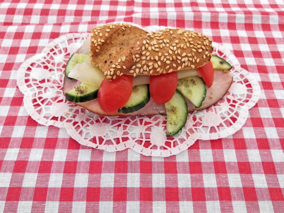 Kornspitz mit Pfefferbutter, Schinken und Gemüse