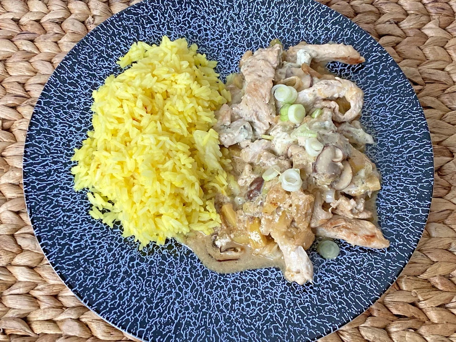 H&uuml;hnergeschnetzeltes mit Zitronenso&szlig;e und Safranreis