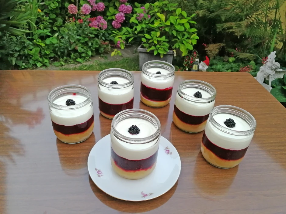 Pfirsich-Brombeer-Dessert