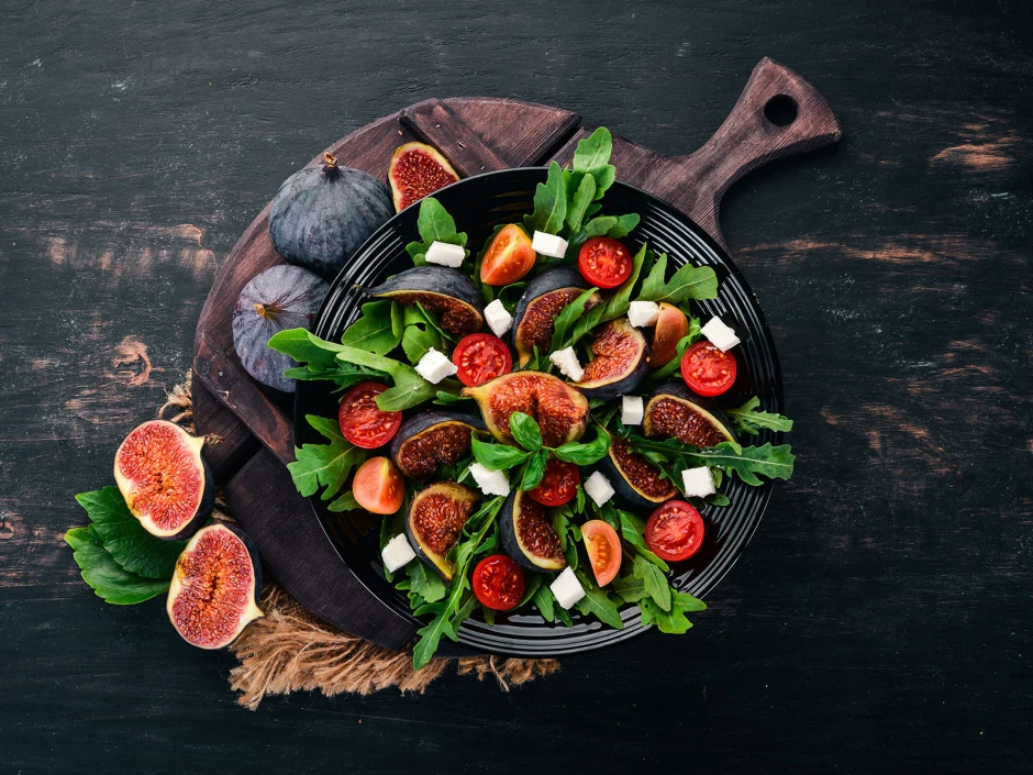 Salat mit warmen Feigen, Ingwer und Schafk&auml;se
