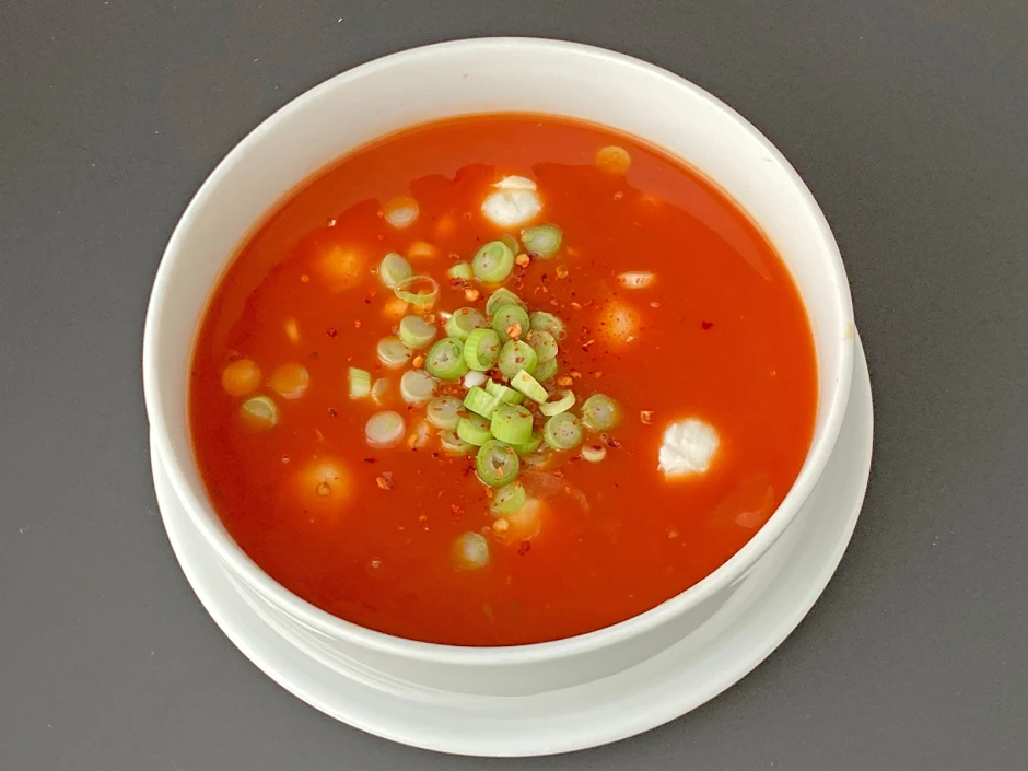 Tomatensuppe mit Lauchzwiebeln und Mozzarella