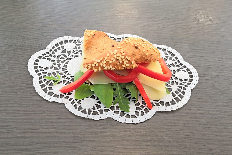 Kornspitz mit Rucolabutter, Käse und Paprika