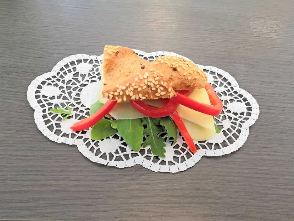 Kornspitz mit Rucolabutter, K&auml;se und Paprika