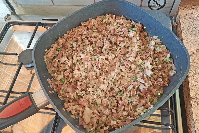 Pfanne mit Faschiertem und Zwiebeln