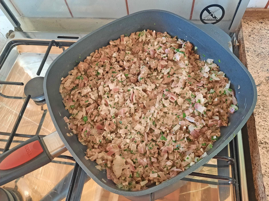 Pfanne mit Faschiertem und Zwiebeln