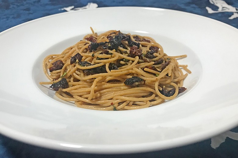 Vollkornspaghetti mit getrockneten Paradeisern und frischer Minze