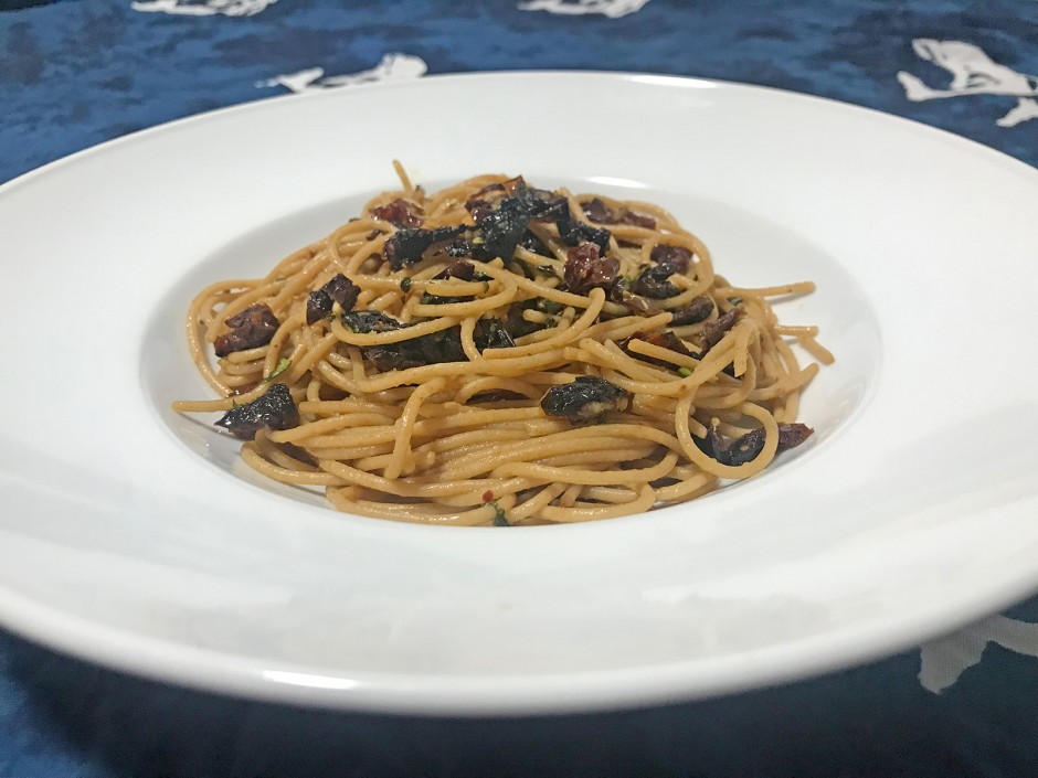 Vollkornspaghetti mit getrockneten Paradeisern und frischer Minze