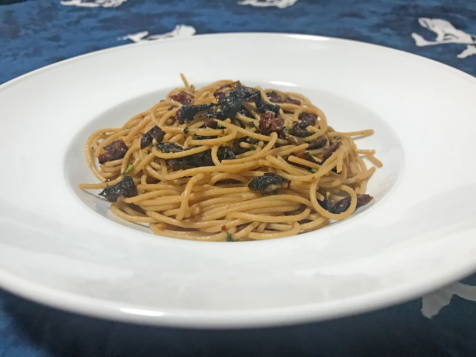 Vollkornspaghetti mit getrockneten Paradeisern und frischer Minze