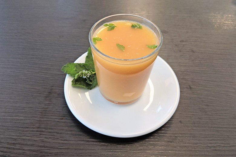 Marillen-Orangen-Smoothie mit spanischer Minze