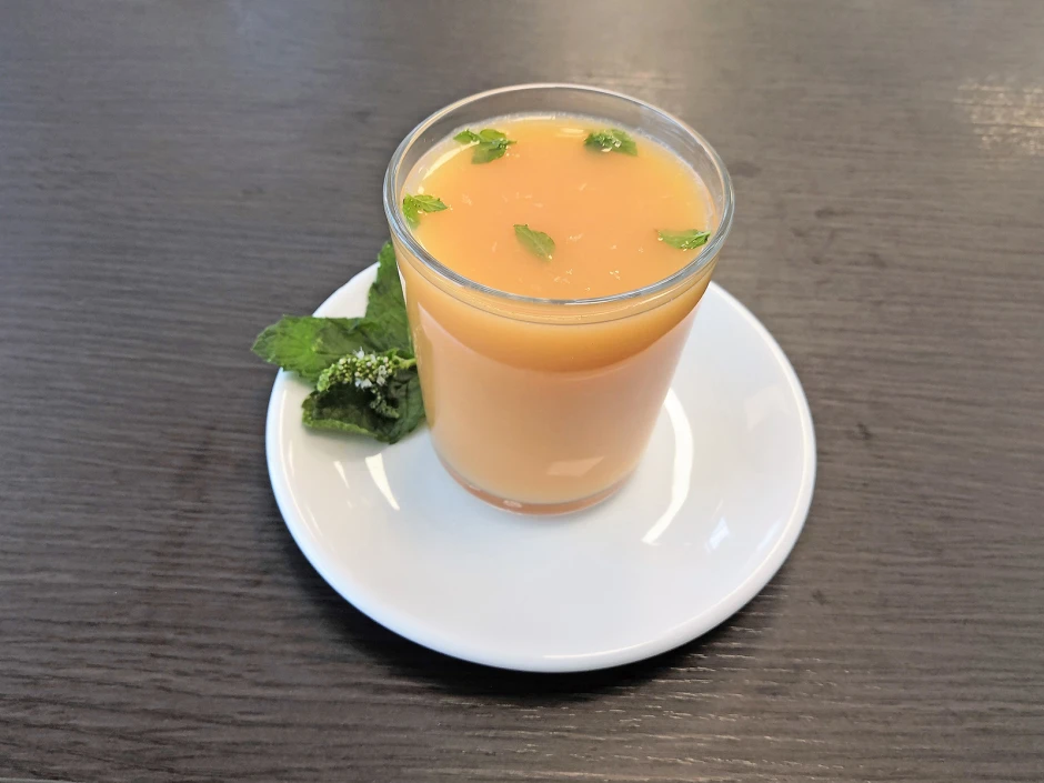 Marillen-Orangen-Smoothie mit spanischer Minze