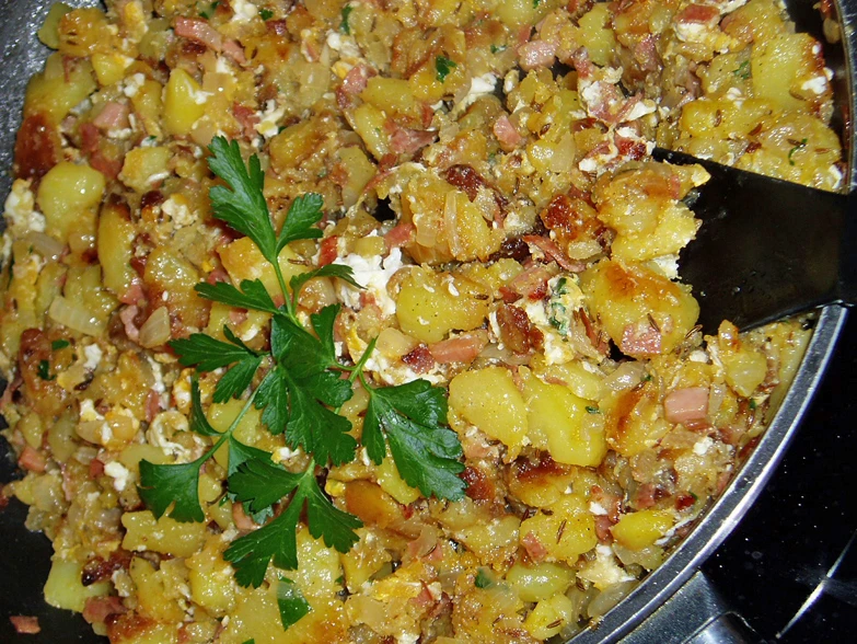 Tiroler Gr&ouml;stel mit Ei und Salat