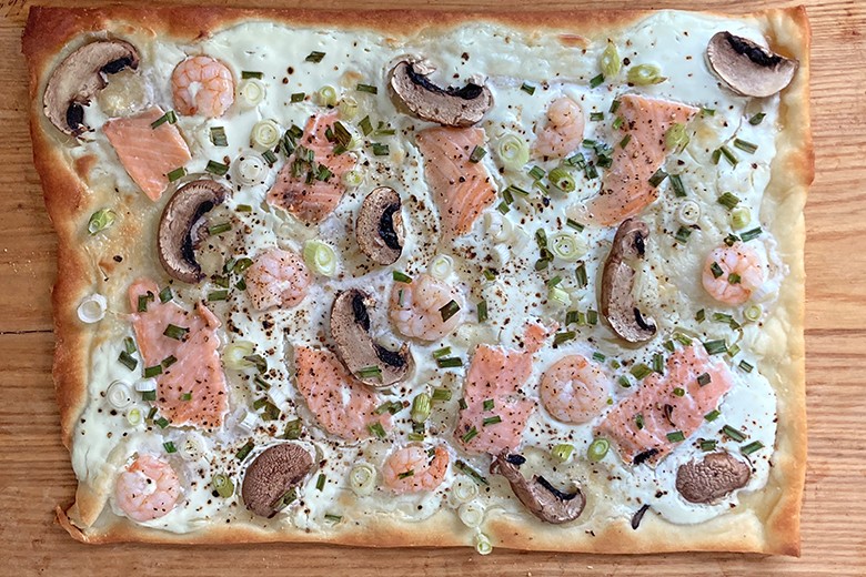 Flammkuchen mit Lachs und Garnelen