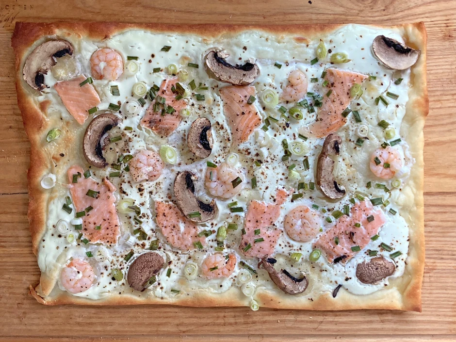 Flammkuchen mit Lachs und Garnelen