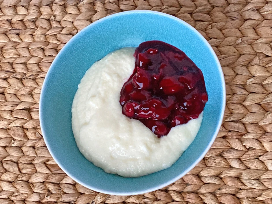 Grie&szlig;pudding mit Kirschgr&uuml;tze